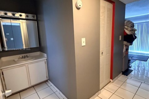 Condo in Hialeah, Florida, 1 bedroom  № 1929801 - photo 11