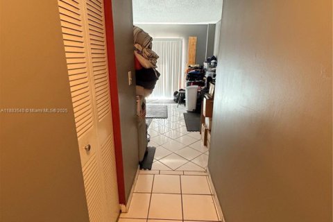 Condo in Hialeah, Florida, 1 bedroom  № 1929801 - photo 15