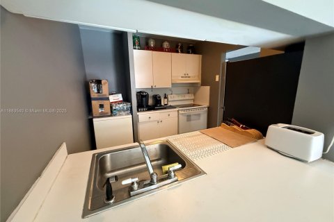 Condo in Hialeah, Florida, 1 bedroom  № 1929801 - photo 6