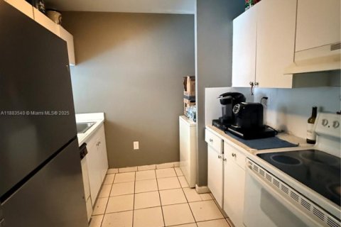 Condo in Hialeah, Florida, 1 bedroom  № 1929801 - photo 9