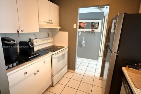 Condo in Hialeah, Florida, 1 bedroom  № 1929801 - photo 7