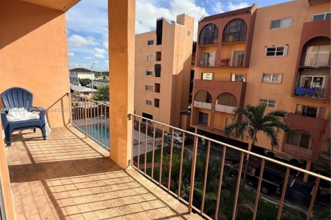 Condo in Hialeah, Florida, 1 bedroom  № 1929801 - photo 1