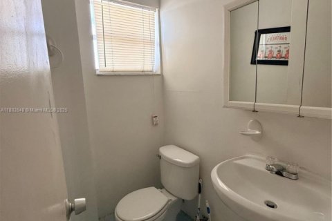 Condo in Hialeah, Florida, 1 bedroom  № 1929801 - photo 12