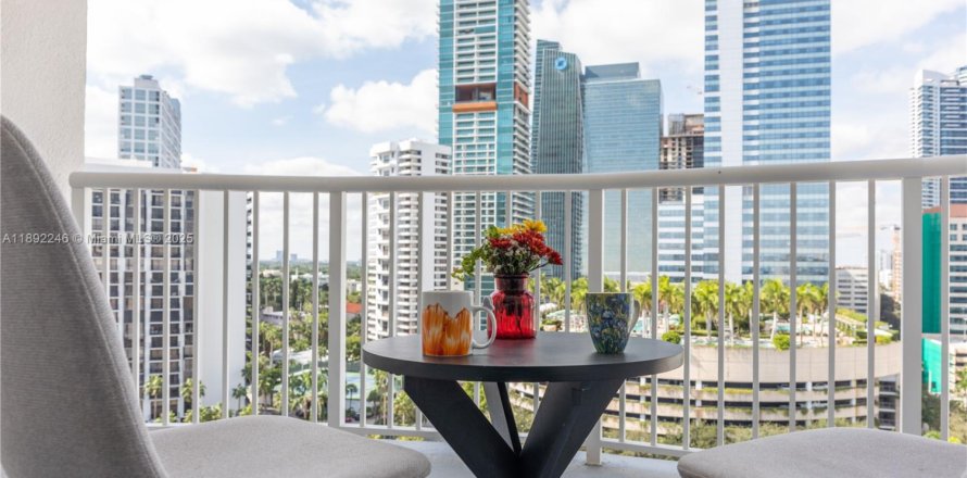 Кондоминиум с 2 спальнями в Майами, Флорида № 1948062