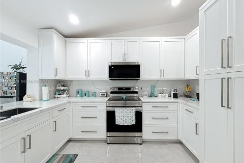 Купить виллу или дом в Майами, Флорида 3 спальни, 133.22м2, № 1976579 - фото 9