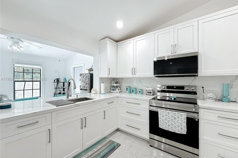 Купить виллу или дом в Майами, Флорида 3 спальни, 133.22м2, № 1976579 - фото 10