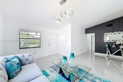 Купить виллу или дом в Майами, Флорида 3 спальни, 133.22м2, № 1976579 - фото 6