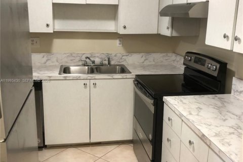 Condo in Coral Springs, Florida, 2 bedrooms  № 2057195 - photo 4