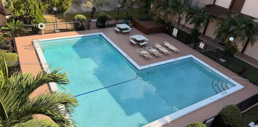 Condominio en Hialeah, Florida, 1 dormitorio  № 1969871
