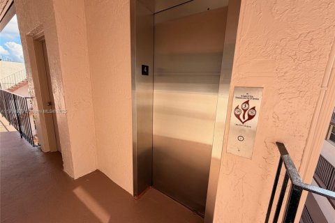 Condominio en alquiler en Hialeah, Florida, 1 dormitorio, 80.27 m2 № 1969871 - foto 12