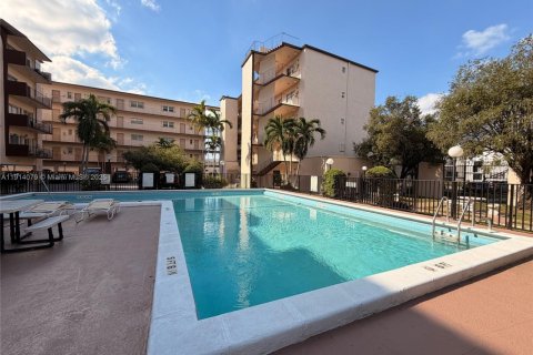 Condominio en alquiler en Hialeah, Florida, 1 dormitorio, 80.27 m2 № 1969871 - foto 2