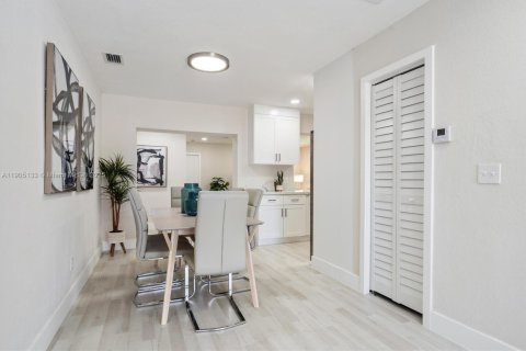 House in West Park, Florida 4 bedrooms, 179.49 sq.m. № 2012113 - photo 13