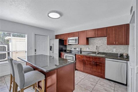 Townhouse in Tampa, Florida 2 bedrooms, 96.99 sq.m. № 2419729 - photo 5