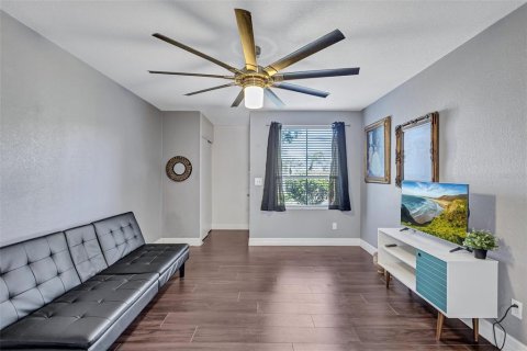 Townhouse in Tampa, Florida 2 bedrooms, 96.99 sq.m. № 2419729 - photo 8