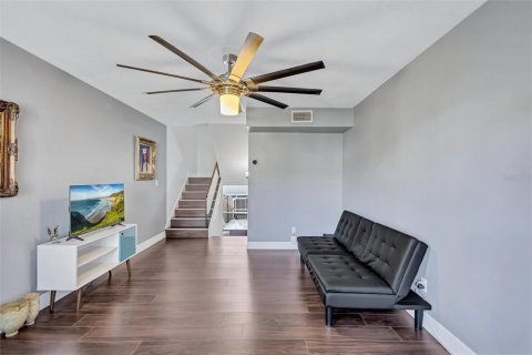 Townhouse in Tampa, Florida 2 bedrooms, 96.99 sq.m. № 2419729 - photo 7