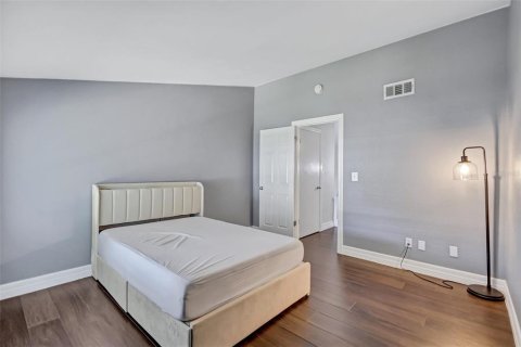 Townhouse in Tampa, Florida 2 bedrooms, 96.99 sq.m. № 2419729 - photo 12