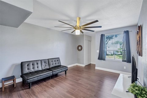Townhouse in Tampa, Florida 2 bedrooms, 96.99 sq.m. № 2419729 - photo 9