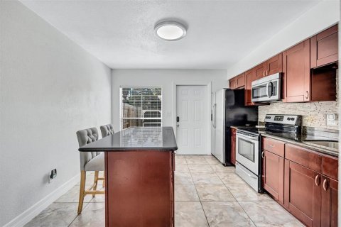 Townhouse in Tampa, Florida 2 bedrooms, 96.99 sq.m. № 2419729 - photo 6