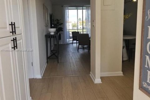 Condo in Sunrise, Florida, 1 bedroom  № 2242646 - photo 4