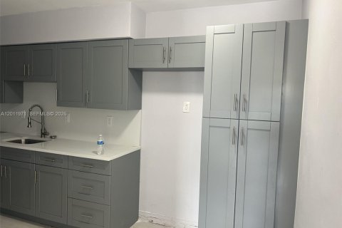 House in Miami, Florida 2 bedrooms, 125.42 sq.m. № 2074972 - photo 4