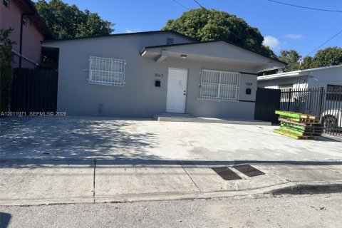House in Miami, Florida 2 bedrooms, 125.42 sq.m. № 2074972