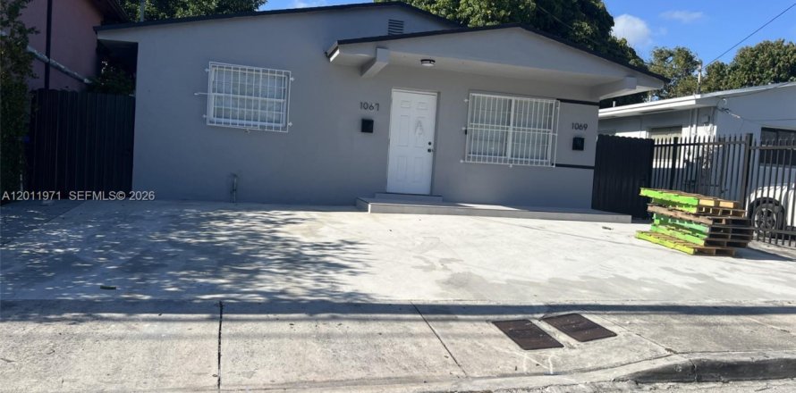 House in Miami, Florida 2 bedrooms, 125.42 sq.m. № 2074972