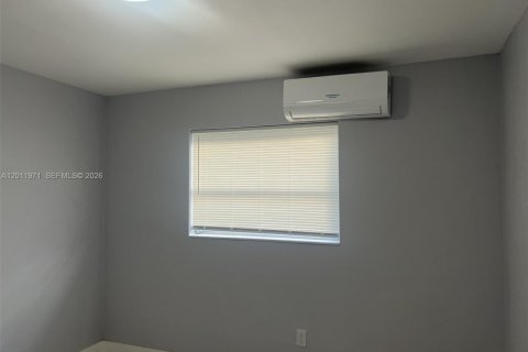 House in Miami, Florida 2 bedrooms, 125.42 sq.m. № 2074972 - photo 2