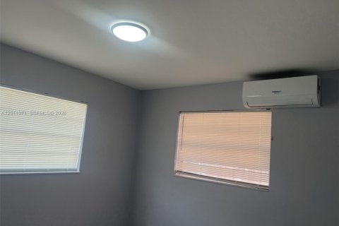 House in Miami, Florida 2 bedrooms, 125.42 sq.m. № 2074972 - photo 3