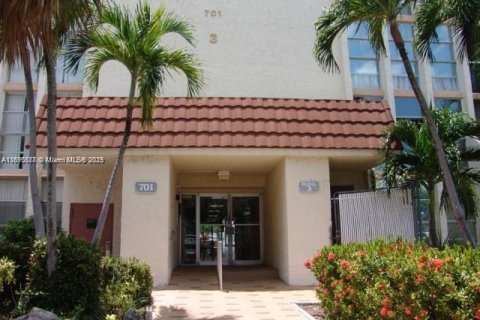 Condominio en venta en Hallandale Beach, Florida, 2 dormitorios, 112.41 m2 № 1943690 - foto 2