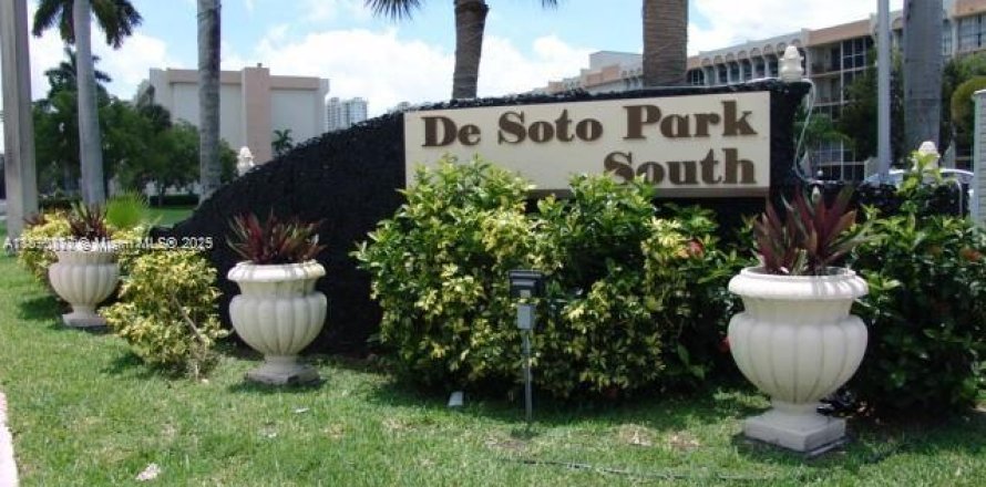 Condominio en Hallandale Beach, Florida, 2 dormitorios  № 1943690
