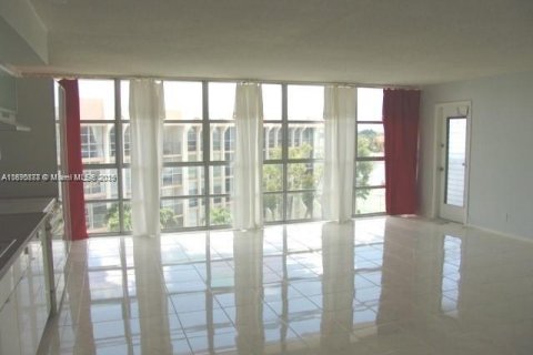 Condominio en venta en Hallandale Beach, Florida, 2 dormitorios, 112.41 m2 № 1943690 - foto 3