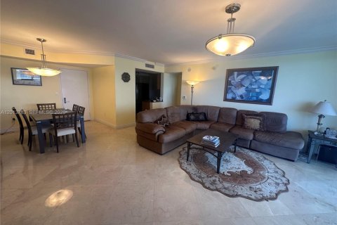 Condo in Sunny Isles Beach, Florida, 2 bedrooms  № 2075987 - photo 12