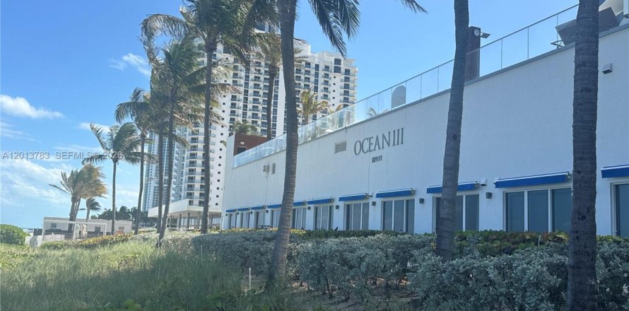 Condo in Sunny Isles Beach, Florida, 2 bedrooms  № 2075987