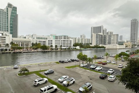Condo in Hallandale Beach, Florida, 1 bedroom  № 1841014 - photo 1