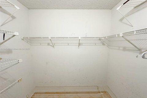Condo in Hallandale Beach, Florida, 1 bedroom  № 1841014 - photo 4
