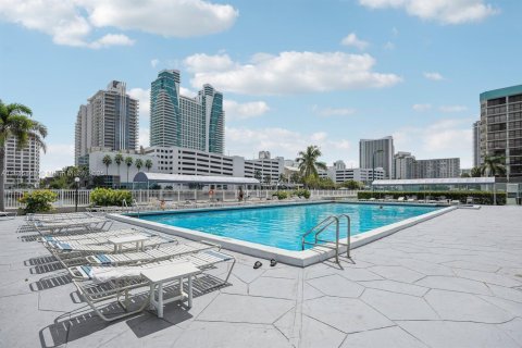 Condo in Hallandale Beach, Florida, 1 bedroom  № 1841014 - photo 10