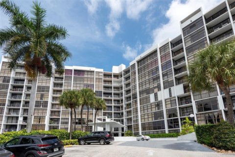 Condo in Hallandale Beach, Florida, 1 bedroom  № 1841014 - photo 7
