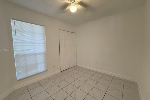 House in Miramar, Florida 4 bedrooms, 133.59 sq.m. № 1969126 - photo 9