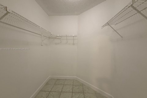 House in Miramar, Florida 4 bedrooms, 133.59 sq.m. № 1969126 - photo 20