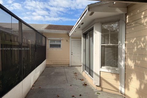 House in Miramar, Florida 4 bedrooms, 133.59 sq.m. № 1969126 - photo 2