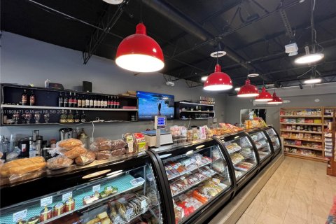 Propiedad comercial en venta en Hallandale Beach, Florida № 1967928 - foto 1