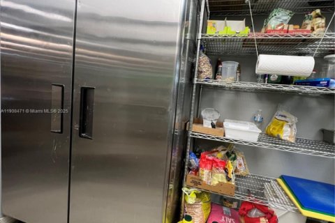 Propiedad comercial en venta en Hallandale Beach, Florida № 1967928 - foto 12