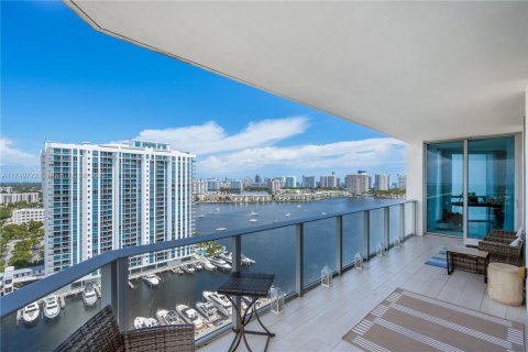 Condo in North Miami Beach, Florida, 2 bedrooms  № 1731368 - photo 1