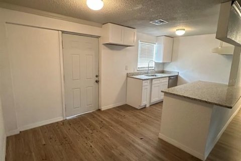 House in Tampa, Florida 4 bedrooms, 133.22 sq.m. № 2129033 - photo 5