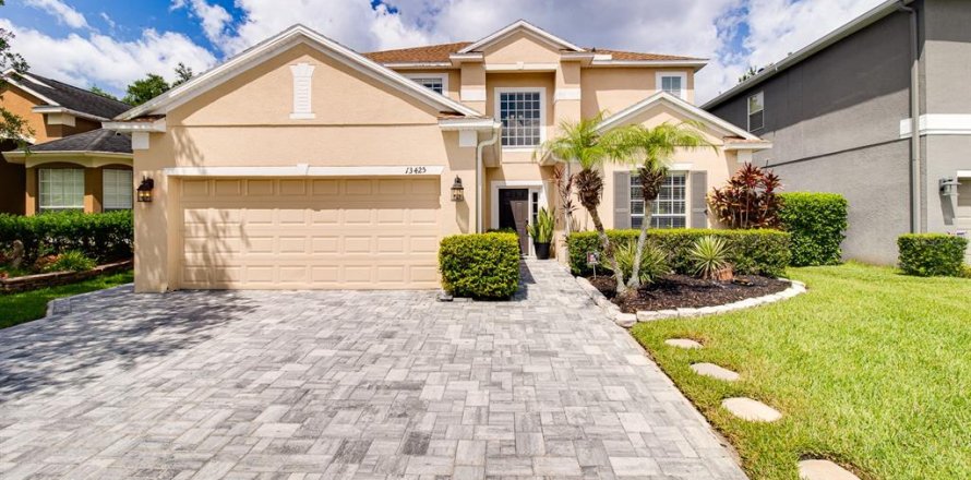House in Orlando, Florida 5 bedrooms, 255.48 sq.m. № 1821477