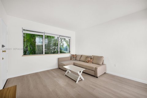 Condo in Miami Beach, Florida, 1 bedroom  № 1994325 - photo 4