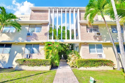 Condo in Miami Beach, Florida, 1 bedroom  № 1994325 - photo 2