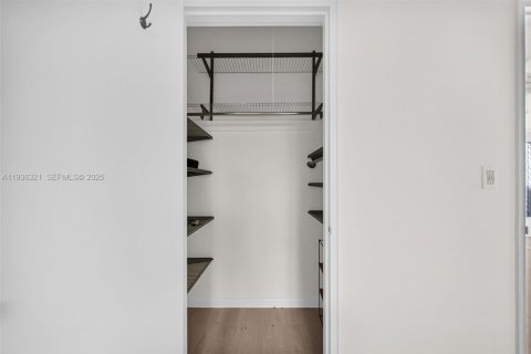 Condo in Miami Beach, Florida, 1 bedroom  № 1994325 - photo 14