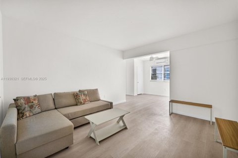 Condo in Miami Beach, Florida, 1 bedroom  № 1994325 - photo 3