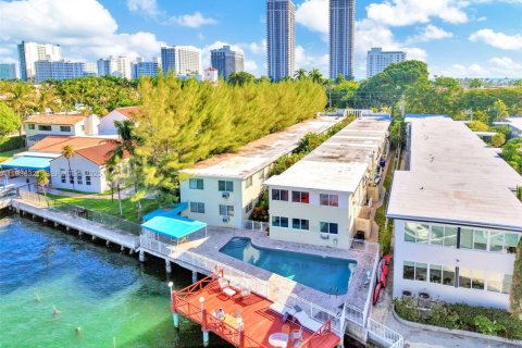 Condo in Miami Beach, Florida, 1 bedroom  № 1994325 - photo 1